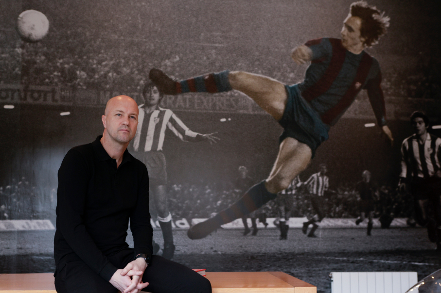 Jordi Cruyff junto a una imagen de su padre Johan Cruyff en la sede de Johan Cruyff institute en Barcelona.