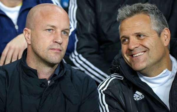 Jordi Cruyff junto a Albert Capellas a su derecha en un partido de fútbol.