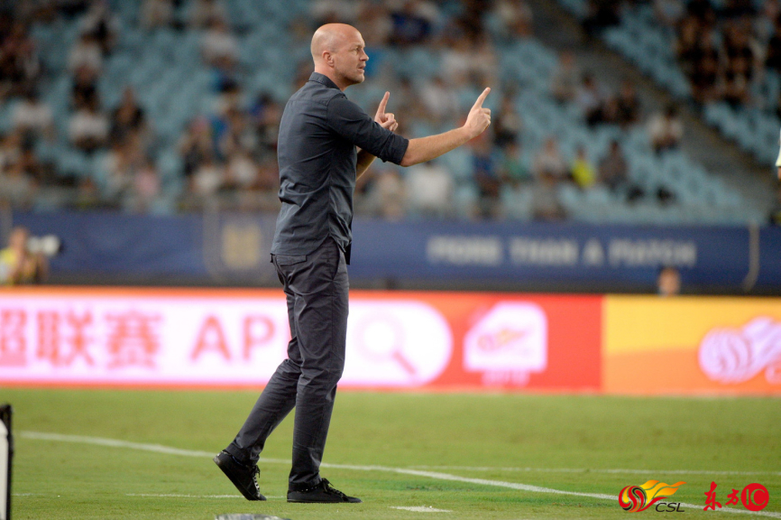 Jordi Cruyff dando instrucciones a sus jugadores en un partido en la liga de fútbol en China.